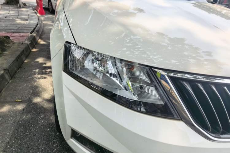 Used Skoda Rapid 2018 1.6L Manual Comfort Edition Right Front Headlight
