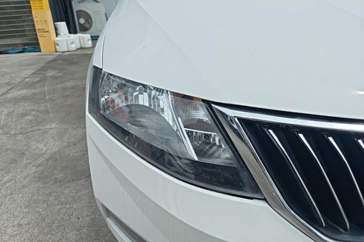 Used Skoda Rapid 2018 1.6L Automatic Comfort Edition Right Front Headlight