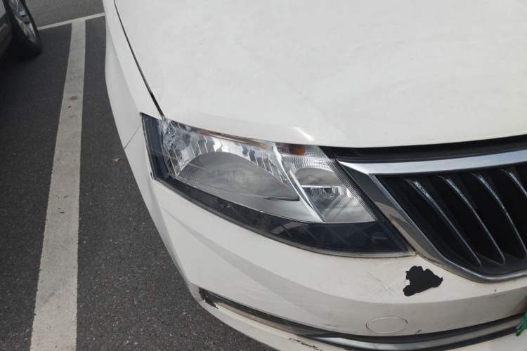 Used Skoda Rapid 2018 1.6L Automatic Comfort Edition Right Front Headlight