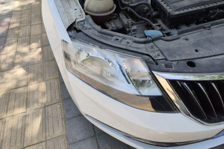 Used Skoda Rapid 2018 1.6L Automatic Comfort Edition Right Front Headlight