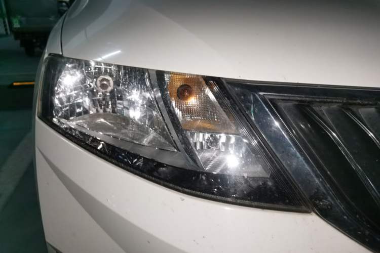 Used Skoda Rapid 2018 1.6L Automatic Comfort Edition Right Front Headlight