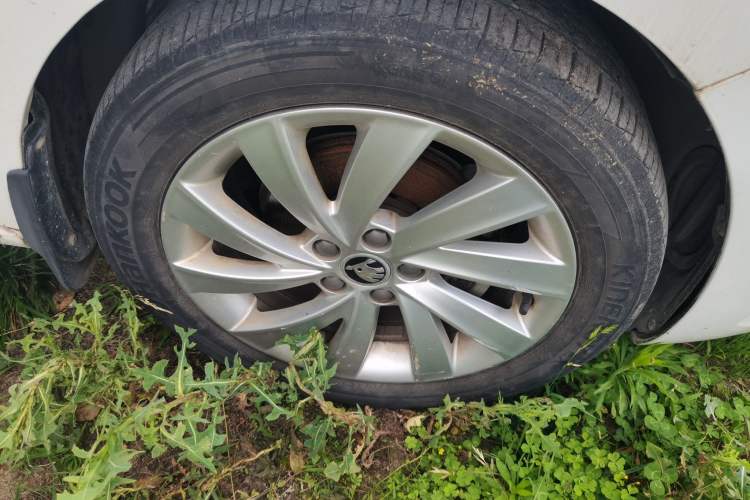 Used Skoda Rapid 2018 1.6L Automatic Comfort Edition Right Front Wheel Hub