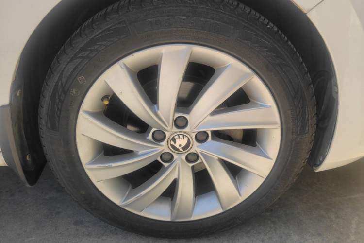 Used Skoda Rapid 2018 1.6L Automatic Comfort Edition Right Front Wheel Hub