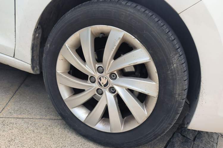 Used Skoda Rapid 2018 1.6L Automatic Comfort Edition Right Front Wheel Hub