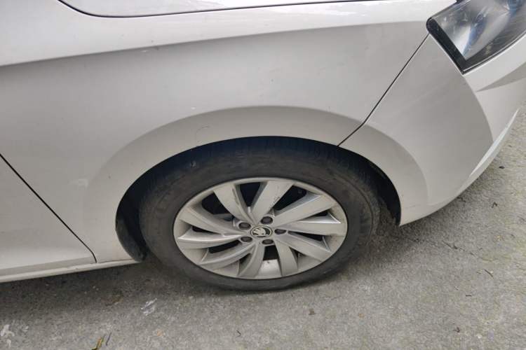 Used Skoda Rapid 2018 1.6L Automatic Comfort Edition Right Front Wheel Hub