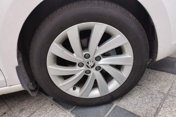 Used Skoda Rapid 2018 1.6L Automatic Comfort Edition Right Front Wheel Hub