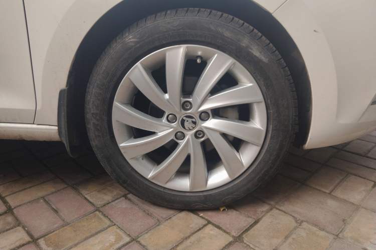 Used Skoda Rapid 2018 1.6L Automatic Comfort Edition Right Front Wheel Hub