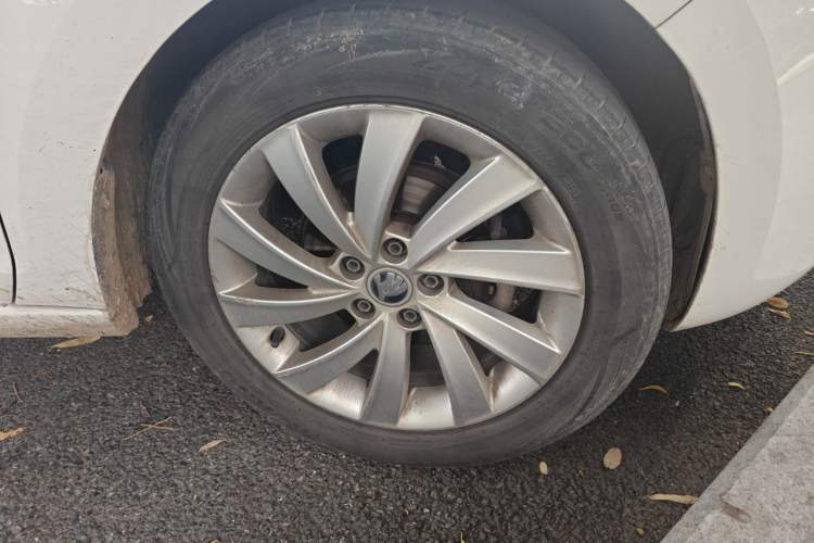 Used Skoda Rapid 2018 1.6L Manual Comfort Edition Right Front Wheel Hub