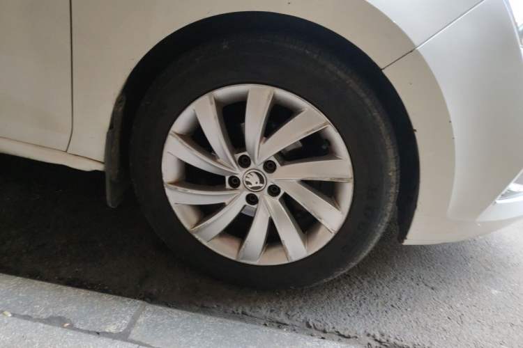 Used Skoda Rapid 2018 1.6L Automatic Comfort Edition Right Front Wheel Hub