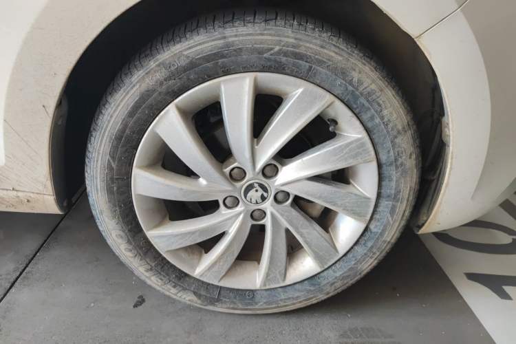 Used Skoda Rapid 2018 1.6L Automatic Comfort Edition Right Front Wheel Hub