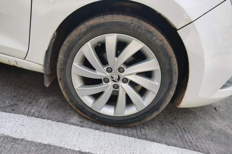 Used Skoda Rapid 2018 1.6L Manual Comfort Edition Right Front Wheel Hub