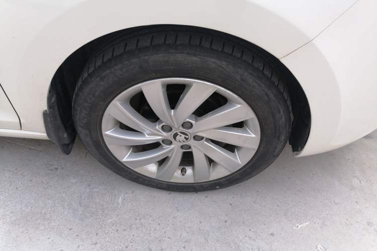 Used Skoda Rapid 2018 1.6L Manual Comfort Edition Right Front Wheel Hub