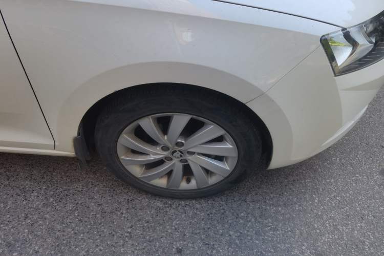 Used Skoda Rapid 2018 1.6L Manual Comfort Edition Right Front Wheel Hub