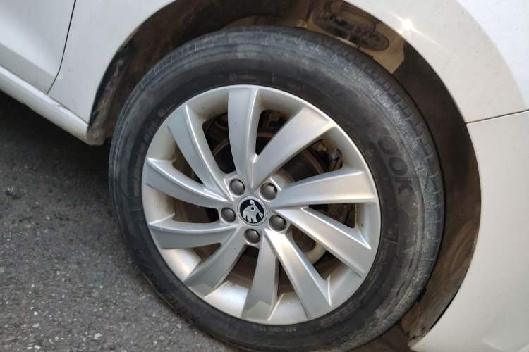 Used Skoda Rapid 2018 1.6L Manual Comfort Edition Right Front Wheel Hub