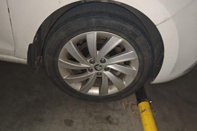 Used Skoda Rapid 2018 1.6L Manual Comfort Edition Right Front Wheel Hub