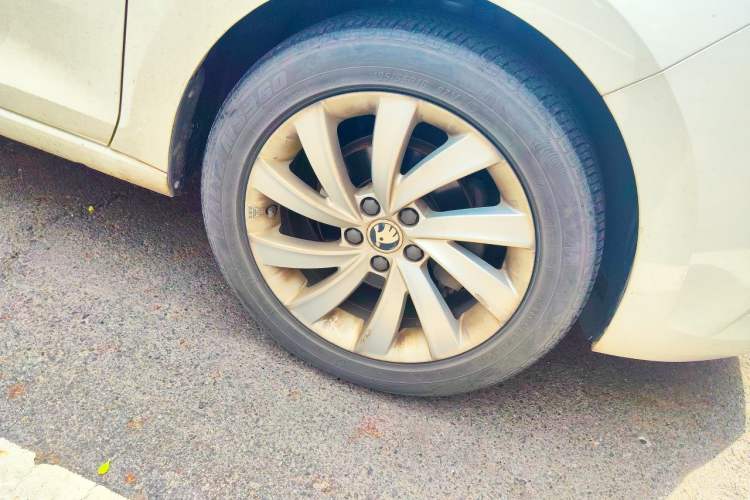 Used Skoda Rapid 2018 1.6L Automatic Comfort Edition Right Front Wheel Hub