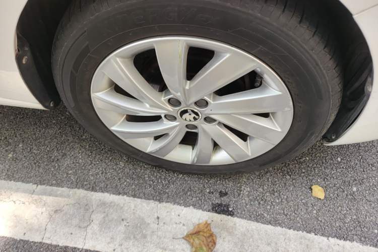 Used Skoda Rapid 2018 1.6L Manual Comfort Edition Right Front Wheel Hub
