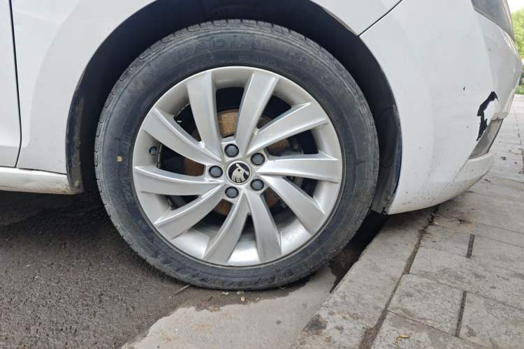 Used Skoda Rapid 2018 1.6L Manual Comfort Edition Right Front Wheel Hub