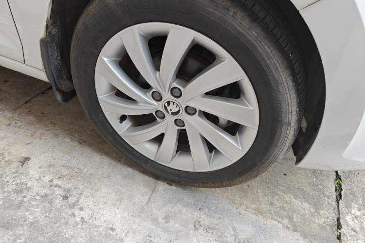Used Skoda Rapid 2018 1.6L Automatic Comfort Edition Right Front Wheel Hub