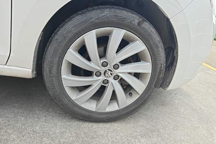 Used Skoda Rapid 2018 1.6L Automatic Comfort Edition Right Front Wheel Hub