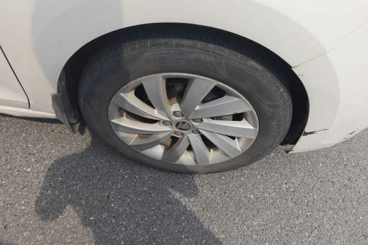 Used Skoda Rapid 2018 1.6L Automatic Comfort Edition Right Front Wheel Hub