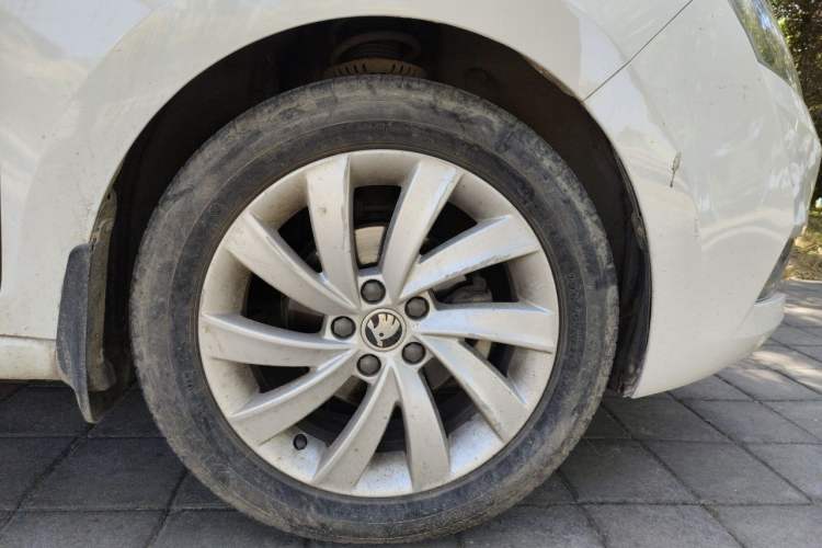 Used Skoda Rapid 2018 1.6L Automatic Comfort Edition Right Front Wheel Hub
