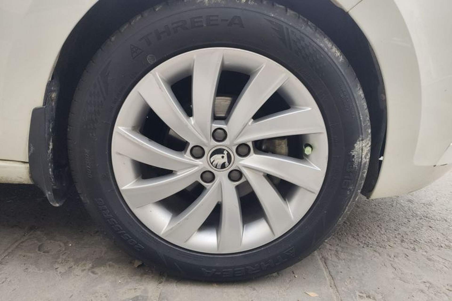 Used Skoda Rapid 2018 1.6L Automatic Comfort Edition Right Front Wheel Hub