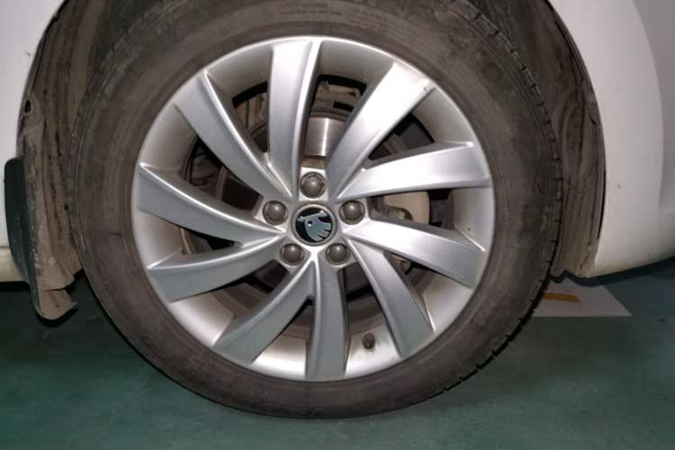 Used Skoda Rapid 2018 1.6L Automatic Comfort Edition Right Front Wheel Hub