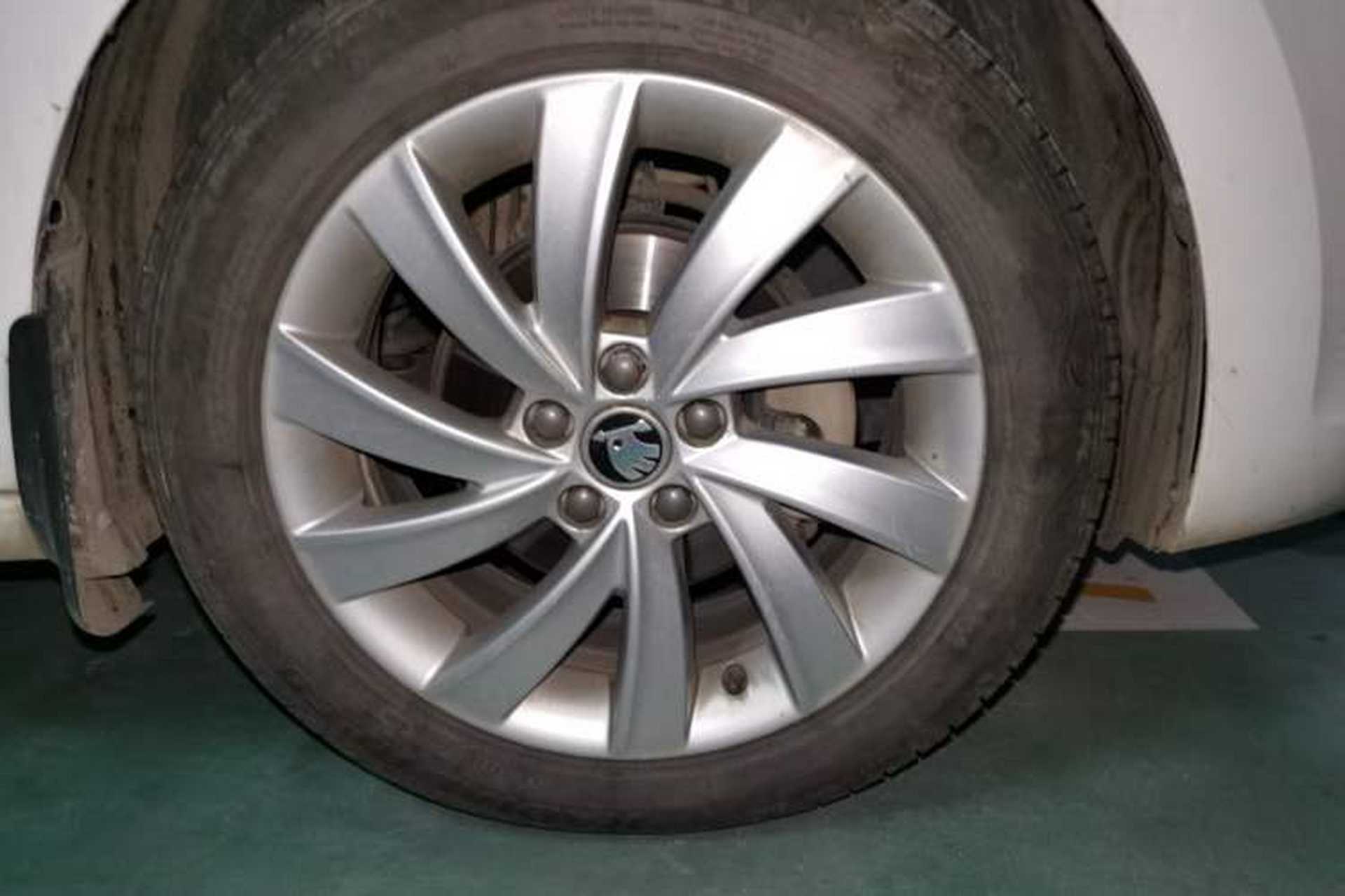 Used Skoda Rapid 2018 1.6L Automatic Comfort Edition Right Front Wheel Hub