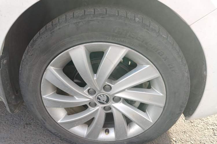 Used Skoda Rapid 2018 1.6L Manual Comfort Edition Right Front Wheel Hub
