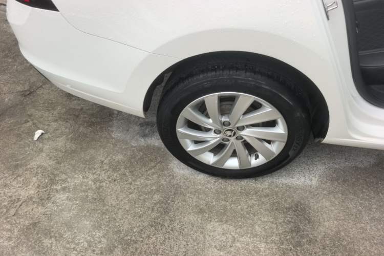 Used Skoda Rapid 2018 1.6L Automatic Comfort Edition Right Rear Wheel Hub