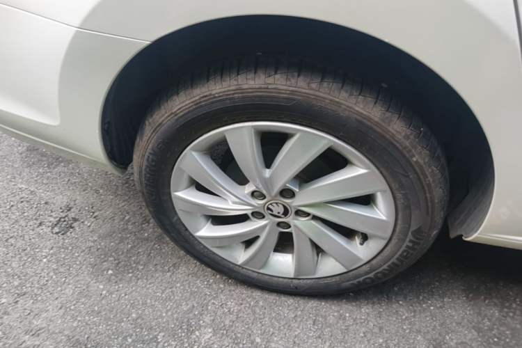 Used Skoda Rapid 2018 1.6L Manual Comfort Edition Right Rear Wheel Hub