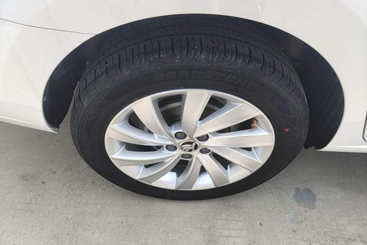 Used Skoda Rapid 2018 1.6L Automatic Comfort Edition Right Rear Wheel Hub