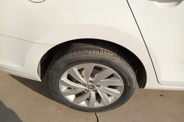 Used Skoda Rapid 2018 1.6L Automatic Comfort Edition Right Rear Wheel Hub