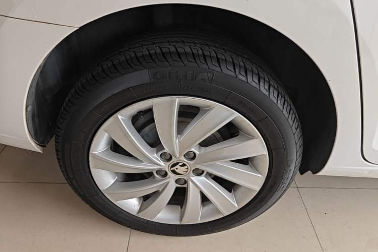 Used Skoda Rapid 2018 1.6L Automatic Comfort Edition Right Rear Wheel Hub