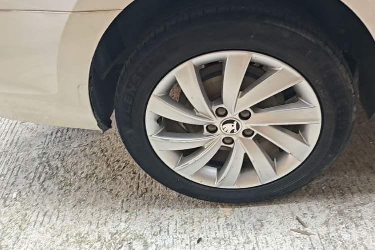 Used Skoda Rapid 2018 1.6L Automatic Comfort Edition Right Rear Wheel Hub
