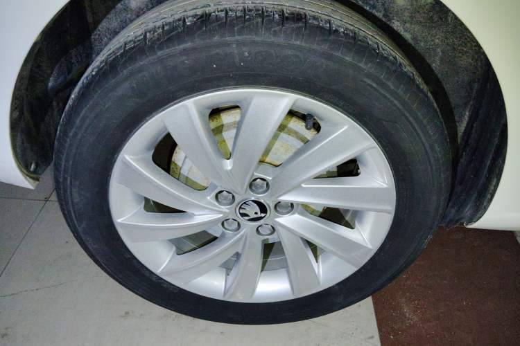 Used Skoda Rapid 2018 1.6L Automatic Comfort Edition Right Rear Wheel Hub