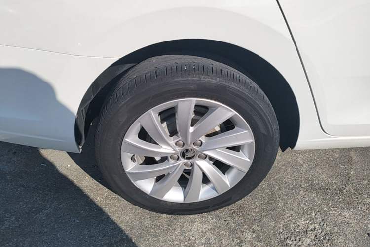 Used Skoda Rapid 2018 1.6L Automatic Comfort Edition Right Rear Wheel Hub