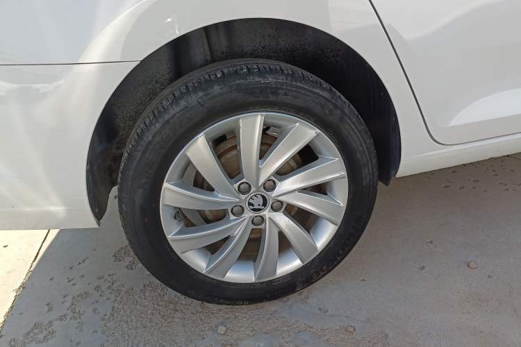 Used Skoda Rapid 2018 1.6L Automatic Comfort Edition Right Rear Wheel Hub