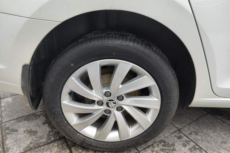 Used Skoda Rapid 2018 1.6L Automatic Comfort Edition Right Rear Wheel Hub