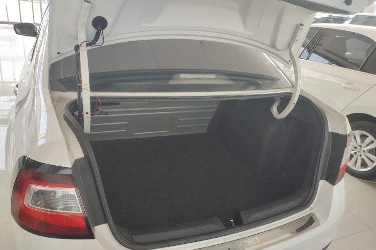 Used Skoda Rapid 2018 1.6L Automatic Comfort Edition Trunk