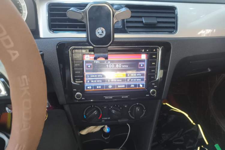 Used Skoda Rapid 2018 1.6L Manual Comfort Edition Audio And AC Panel