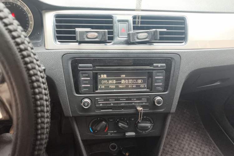 Used Skoda Rapid 2018 1.6L Manual Comfort Edition Audio And AC Panel