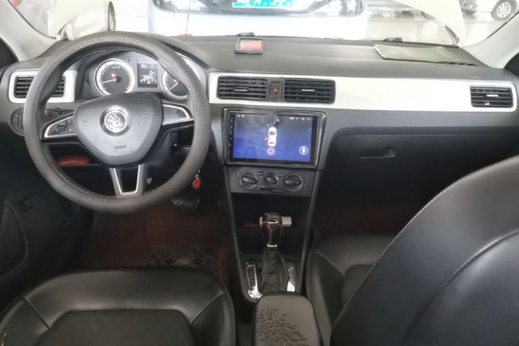 Used Skoda Rapid 2018 1.6L Automatic Comfort Edition Center Console