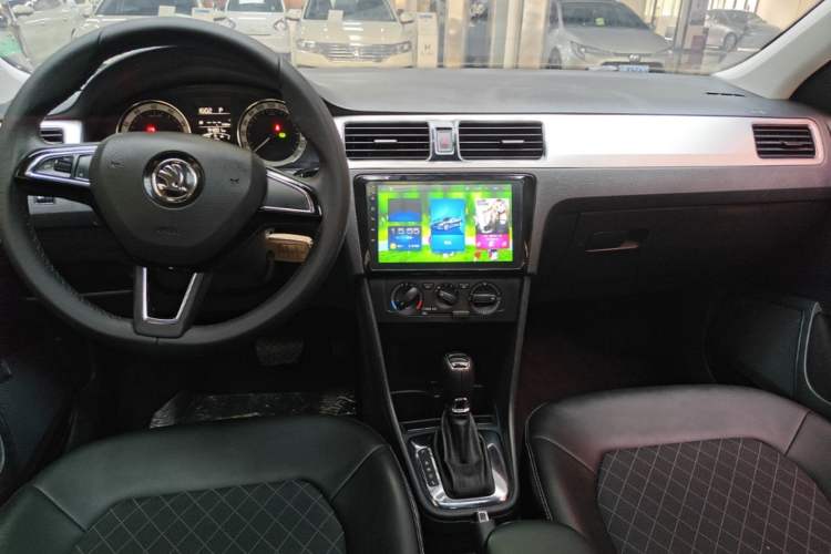 Used Skoda Rapid 2018 1.6L Automatic Comfort Edition Center Console