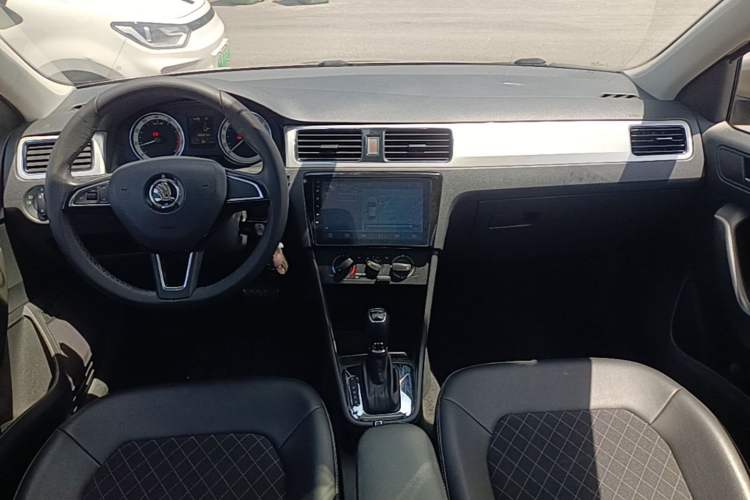 Used Skoda Rapid 2018 1.6L Automatic Comfort Edition Center Console
