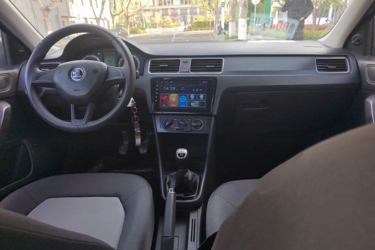 Used Skoda Rapid 2018 1.6L Manual Standard Edition Center Console