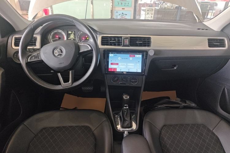 Used Skoda Rapid 2018 1.6L Automatic Comfort Edition Center Console