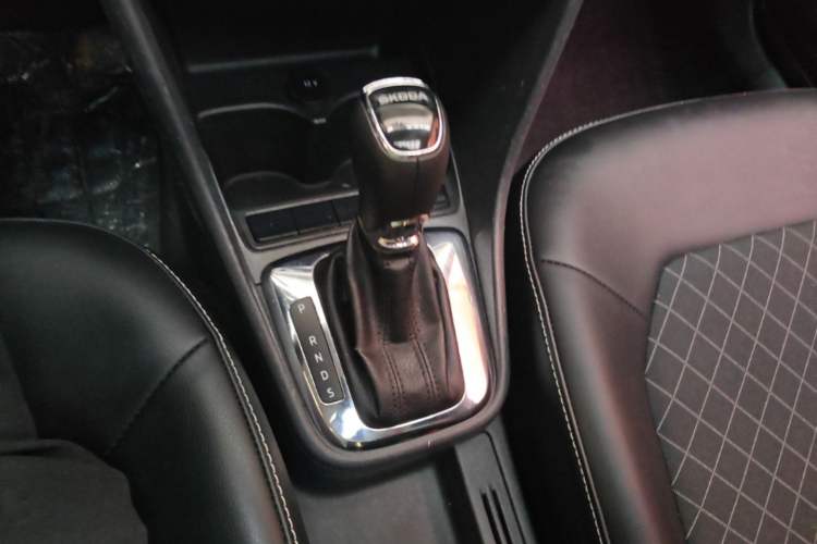 Used Skoda Rapid 2018 1.6L Automatic Comfort Edition Gear Lever