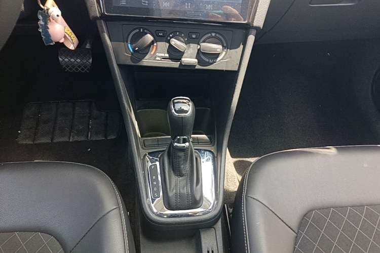 Used Skoda Rapid 2018 1.6L Automatic Comfort Edition Gear Lever